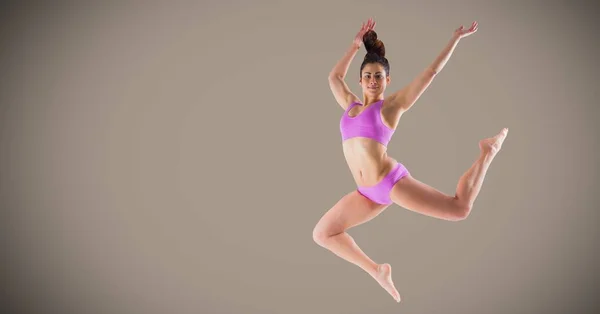 空白の茶色の背景を持つダンサー女性のデジタル合成 — ストック写真