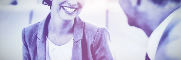 Mujer Negocios Alegre Escuchando Compañero Trabajo Hablando Oficina Brillante — Foto de Stock