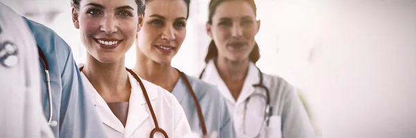 Equipo Médico Sonriente Fila Hospital — Foto de Stock