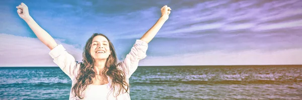 Mujer Feliz Sonriendo Playa Día Soleado —  Fotos de Stock