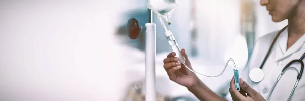Медсестра Єднує Внутрішньовенну Краплю Лікарняній Кімнаті — стокове фото