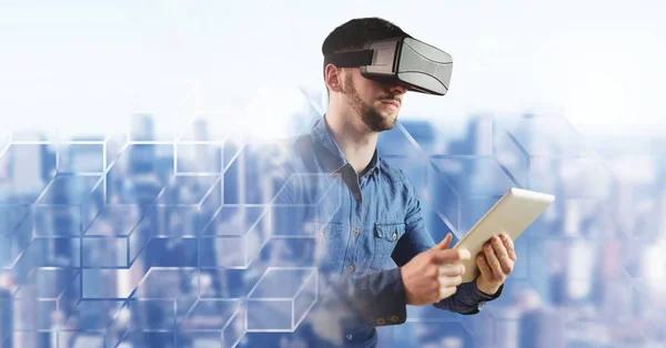 Digitales Zusammenspiel Des Menschen Mittels Tablet Mit Virtual Reality Headset — Stockfoto