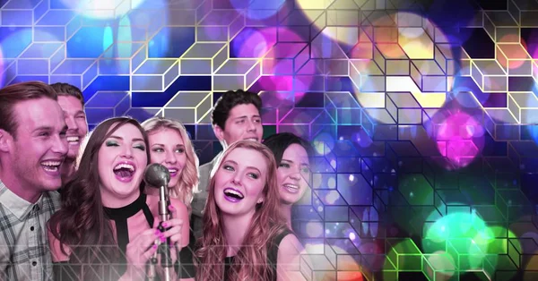 Digitální Složený Přátel Zpívá Karaoke Geometrickými Strana Světla Místo Atmosféry — Stock fotografie