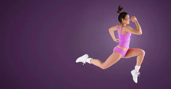 Compuesto Digital Mujer Deportista Corriendo Con Fondo Morado Blanco —  Fotos de Stock