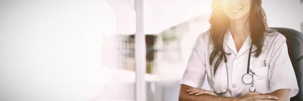 Retrato Del Médico Sonriente Con Los Brazos Cruzados Sentado Escritorio — Foto de Stock