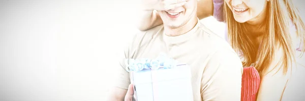 Sorrindo Mulher Dando Presente Para Seu Namorado Sala Estar — Fotografia de Stock