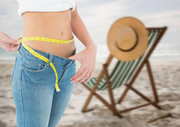 Composto Digital Mulher Medindo Peso Com Fita Métrica Cintura Praia — Fotografia de Stock
