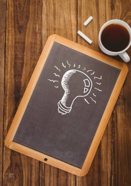 Ampul kahve ile yazı tahtası üzerinde dijital bileşik