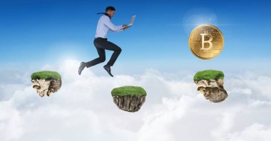 Gökyüzünde dizüstü tutarak oyun platformları üzerinde atlama bitcoins toplama işadamı dijital bileşik