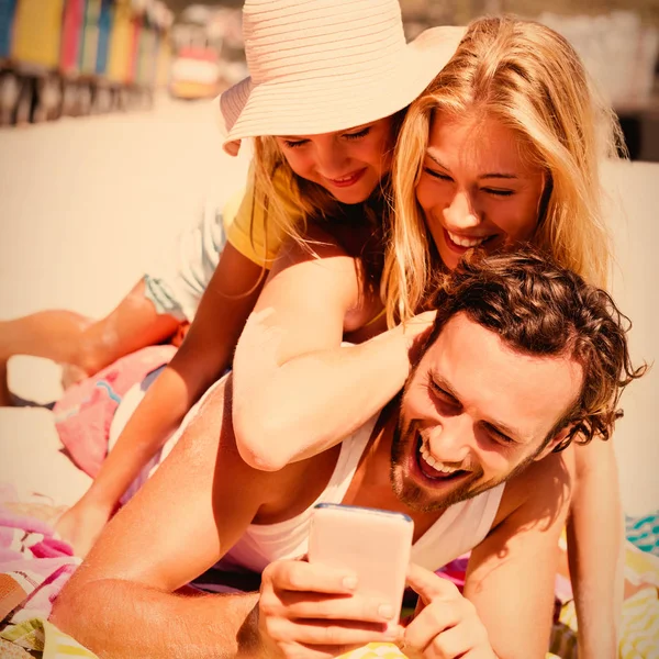 Família Feliz Tomando Selfie Enquanto Deitado Cobertor Piquenique Praia Durante — Fotografia de Stock