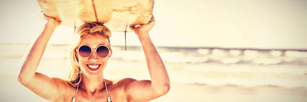 Retrato Jovem Feliz Carregando Prancha Surf Praia Durante Dia Ensolarado — Fotografia de Stock