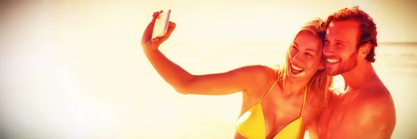 Szczęśliwa Młoda Para Biorąc Selfie Beach Słoneczny Dzień — Zdjęcie stockowe