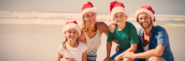 Portret Van Familie Dragen Kerstmuts Strand Glimlachen Tijdens Zonnige Dag — Stockfoto