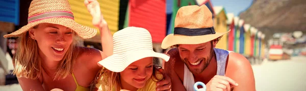 Glückliche Familie Liegt Zusammen Auf Einer Decke Strand Bei Sonnigem — Stockfoto