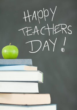 Mutlu öğretmenler günü eğitim kara tahta kitap ve elma ile dijital bileşik