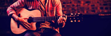 Genç adam barda gitar çalmak