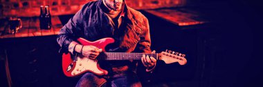 Genç adam barda gitar çalmak
