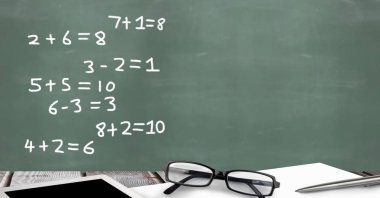 Matematik eğitimi toplamların okul için yazı tahtası üzerinde dijital bileşik