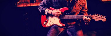 Genç adam barda gitar çalmak