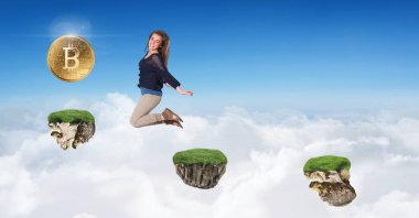 Gökyüzünde oyun platformları üzerinde atlama bitcoins toplama kadının dijital bileşik