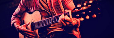 Genç adam barda gitar çalmak