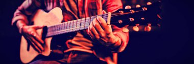Bir barda gitar çalmak adam orta kesit