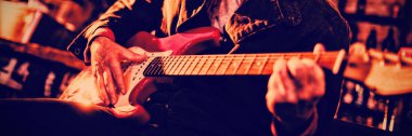 Genç adam barda gitar çalmak
