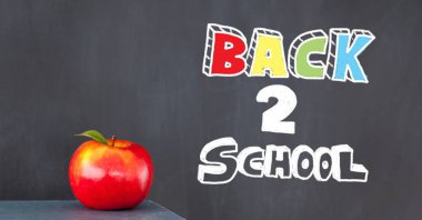 Okulda apple ile eğitim kara tahta üzerinde yazılı okula geri dijital bileşik