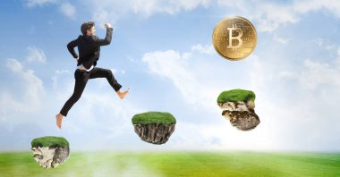 Gökyüzünde oyun platformları üzerinde atlama bitcoins toplama işadamı dijital bileşik