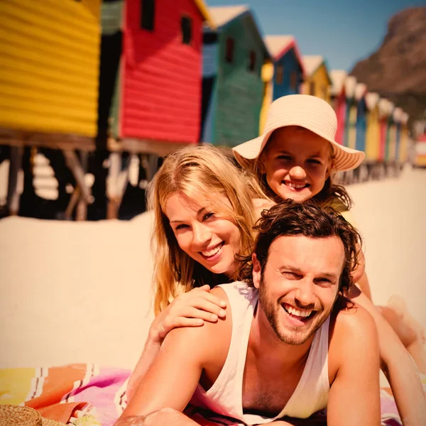 Portret Van Gelukkige Familie Liggen Samen Deken Strand Tijdens Zonnige — Stockfoto