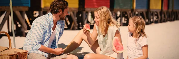 Familia Feliz Comiendo Sandía Mientras Está Sentado Manta Playa Durante —  Fotos de Stock