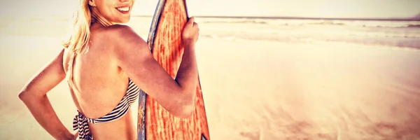 Portret Uśmiechając Się Kobieta Gospodarstwa Deska Surfingowa Beach Słoneczny Dzień — Zdjęcie stockowe