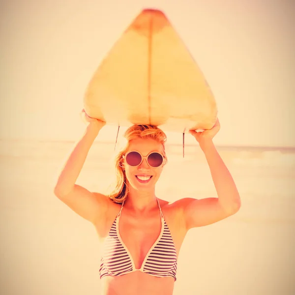 Ritratto Giovane Donna Che Porta Tavola Surf Spiaggia Durante Giornata — Foto Stock