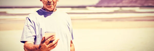 Senior Man Met Mobiele Telefoon Strand Tijdens Zonnige Dag — Stockfoto