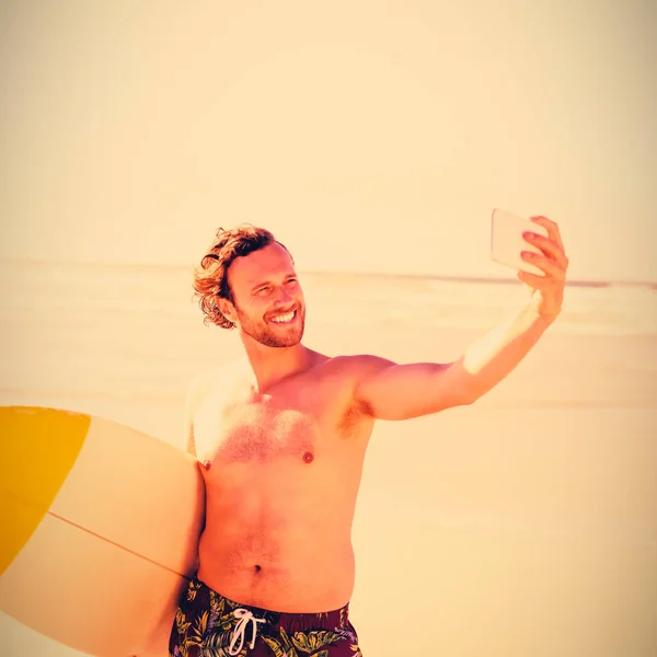 Sorrindo Sem Camisa Homem Tomando Selfie Com Prancha Surf Praia — Fotografia de Stock