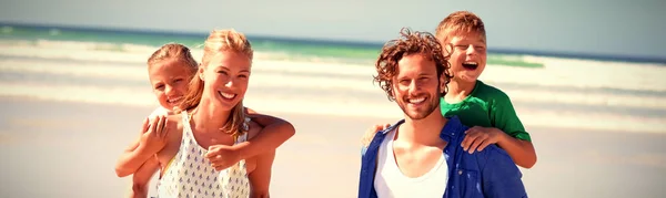 Portrait Parents Heureux Portant Leurs Enfants Sur Plage Pendant Journée — Photo