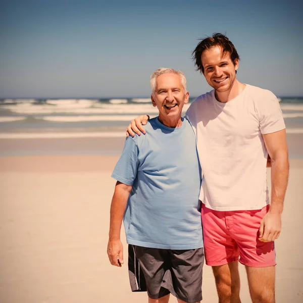 Ritratto Famiglia Sorridente Piedi Sulla Spiaggia Durante Giornata Sole — Foto Stock