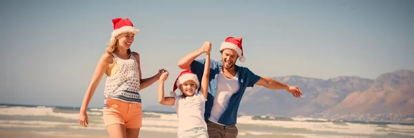 Famille Heureuse Portant Chapeau Père Noël Tout Appréciant Plage Pendant — Photo