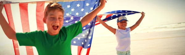 Boldog Gyermekek Figyelembe Véve Amerikai Zászlót Strandon — Stock Fotó