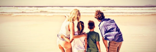 Achteraanzicht Van Familie Staan Samen Kust Bij Strand Tijdens Zonnige — Stockfoto