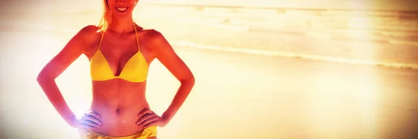 Портрет Улыбающейся Девушки Желтом Бикини Стоящей Пляже Солнечный День — стоковое фото