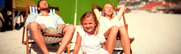 Familjen Relaxaing Stranden Solig Dag — Stockfoto