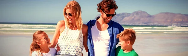 Famiglia Felice Piedi Insieme Spiaggia Durante Giornata Sole — Foto Stock