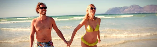 Glückliches Junges Paar Hält Händchen Während Sonnigen Tagen Strand Läuft — Stockfoto