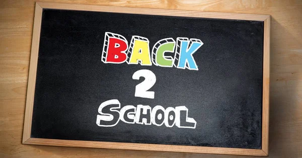 Yazı tahtası üzerinde yazılı okula geri dijital bileşik