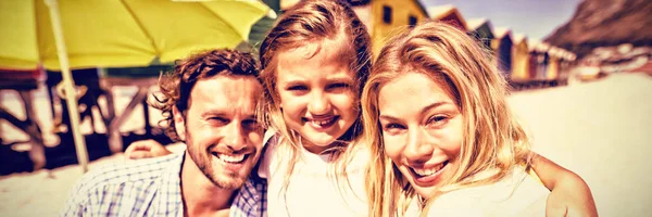 Retrato Familia Sonriente Playa Durante Día Soleado — Foto de Stock