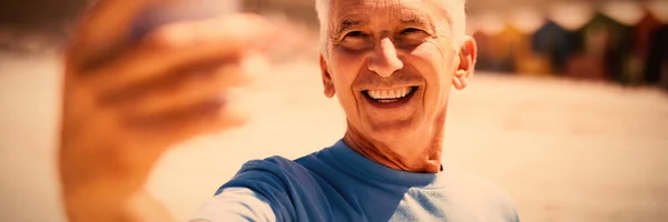 Ευτυχής Ανώτερος Άνθρωπος Λήψη Selfie Στην Παραλία Κατά Διάρκεια Ηλιόλουστη — Φωτογραφία Αρχείου