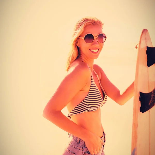 Retrato Jovem Sorridente Segurando Prancha Surf Praia Durante Dia Ensolarado — Fotografia de Stock