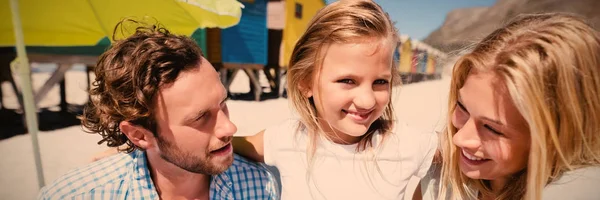 Lachende Meisje Met Ouders Strand Tijdens Zonnige Dag — Stockfoto