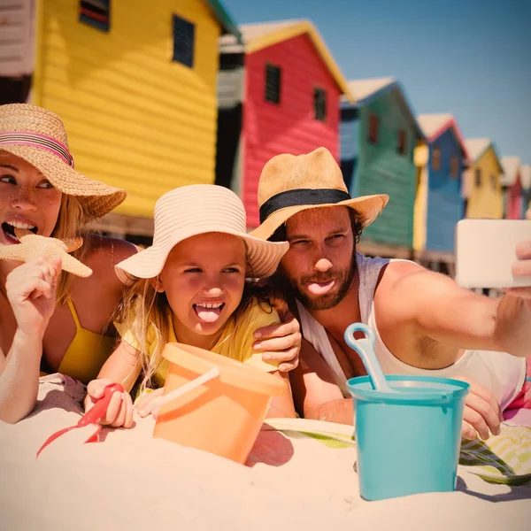 Gelukkige Familie Nemen Selfie Liggend Samen Deken Strand Tijdens Zonnige — Stockfoto